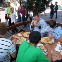 Pizza smakuje w każdym kraju inaczej, ale zawsze łączy młodych.