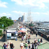 Port i grupa szkoleniowa Grundtviga wmieszana w tłum.