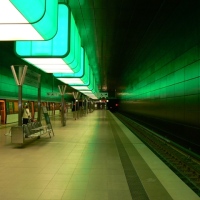 Nowoczesna linia metra zachwyca grą świateł.